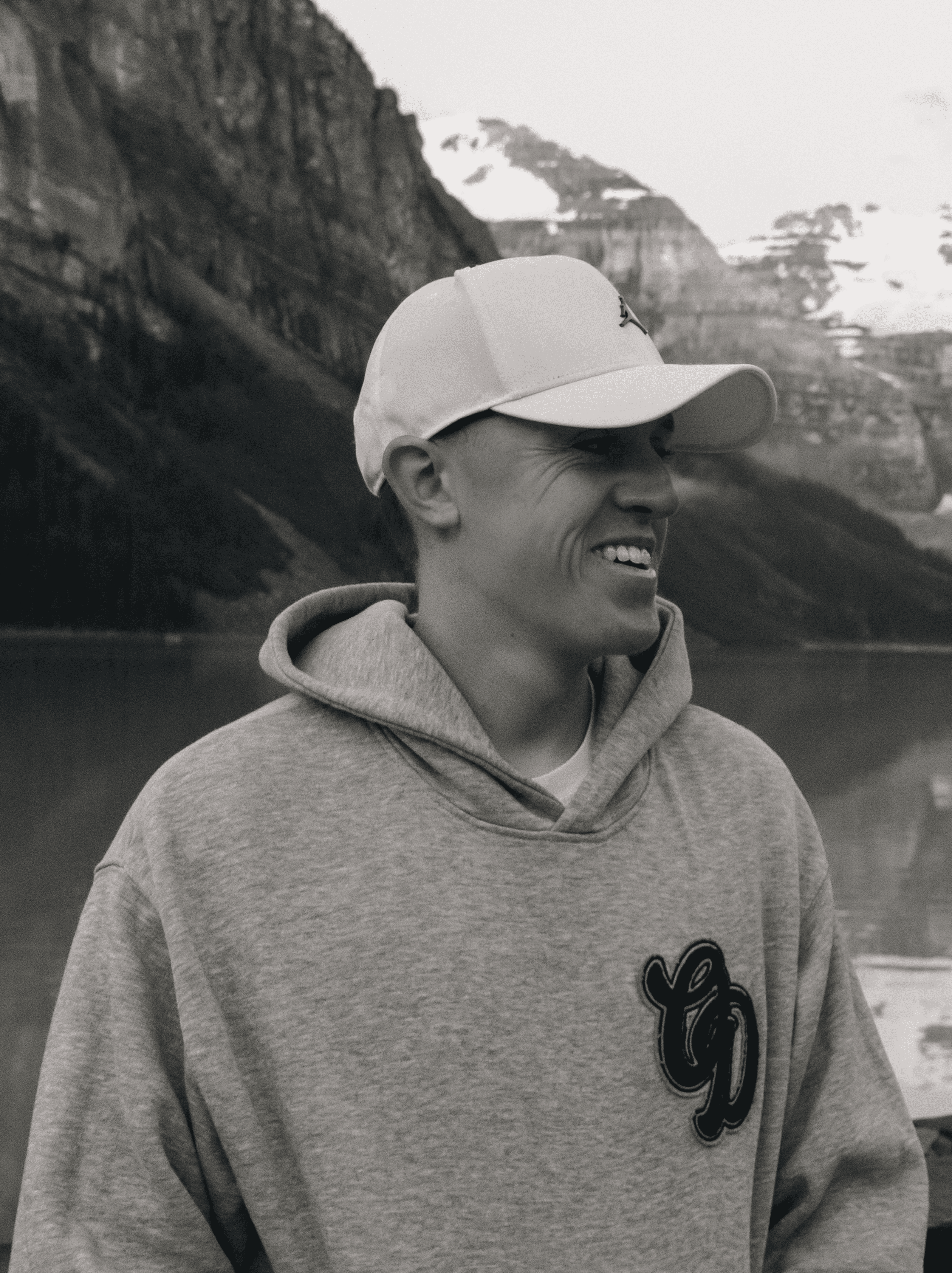 Lucas Thomassin devant un lac et des montagnes